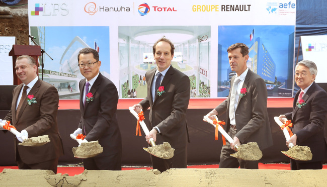 From left: David-Pierre Jalicon, architect and president of the FKCCI; Kim Hee-cheul, CEO of Hanwha Total Petrochemicals; French Ambassador to Korea Fabien Penone; Regis Launay, president of the Student Parents’ Association; and Park Dong-hoon, CEO of Renault Samsung Motors (Yonhap)