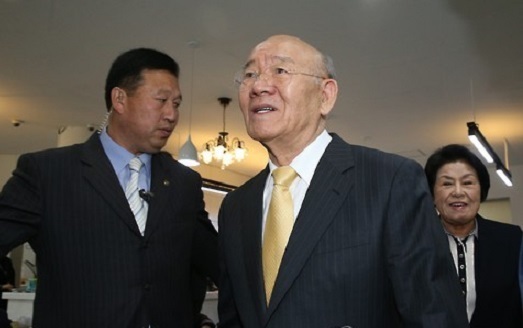 Former President Chun Doo-hwan (center) at a general election polling station in Seoul (Yonhap)