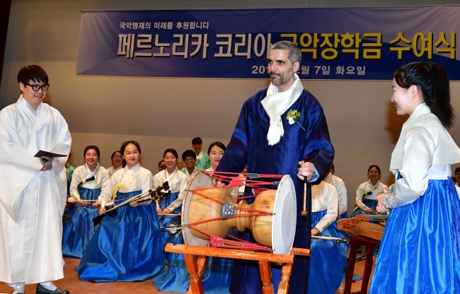 Pernod Ricard Korea CEO Jean Touboul (center) plays the janggu at the 2017 Pernod Ricard Korea Gugak Scholarship Awards. (Pernod Ricard Korea)