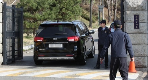 A vehicle carrying prosecutors enters a detention center south of Seoul on April 10, 2017, to grill former President Park Geun-hye over her corruption allegations for the fourth time. (Yonhap)