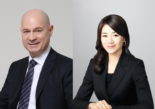 David Pacey (left) and Cho Hyun-min (Hanjin Group)