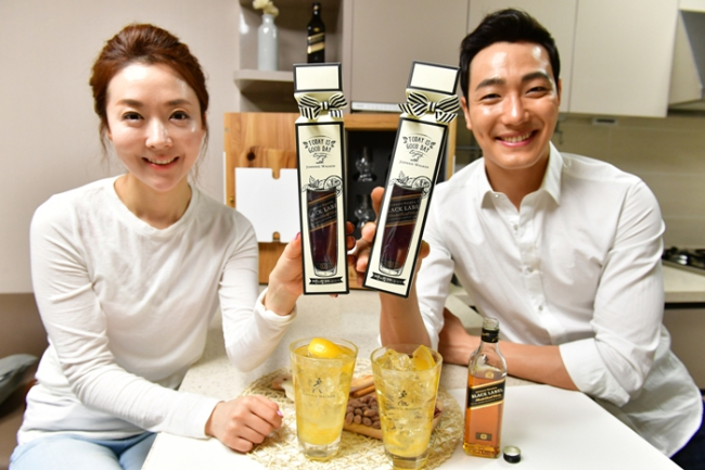 Models pose with the new 200-milliliter bottles of Johnnie Walker Black. (Diageo Korea)