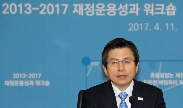 Acting President and Prime Minister Hwang Kyo-ahn speaks during a workshop on the government's fiscal management at the central government complex in Seoul. (Yonhap)