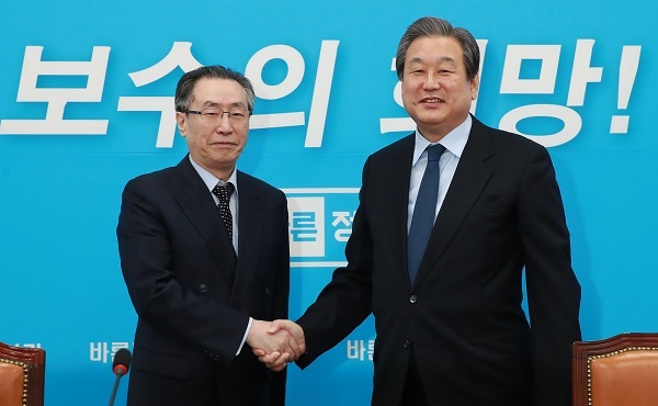 Rep. Kim Moo-sung of the Bareun Party (R) shakes hands with Chinese nuclear negotiator Wu Dawei ahead of talks at the National Assembly in Seoul on April 12, 2017. (Yonhap)