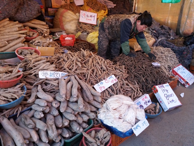 A root vegetable vendor sells his produce to homeopathic-minded customers. (photo: Christine Cho)