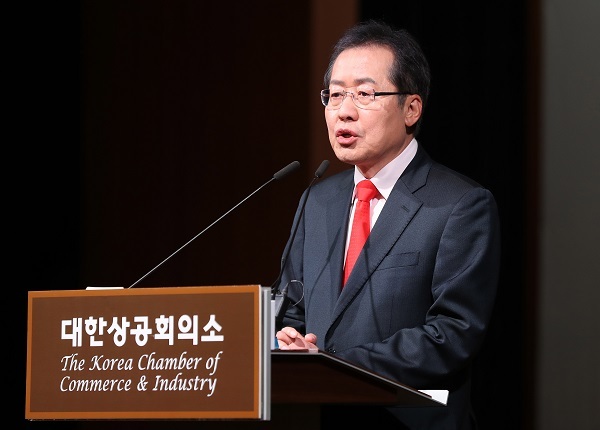 Hong Joon-pyo, the presidential candidate of the conservative Liberty Korea Party, speaks during a lecture, hosted by the Korea Chamber of Commerce and Industry, in Seoul on April 13, 2017. (Yonhap)