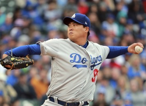 In this Associated Press photo, Los Angeles Dodgers starting pitcher Ryu Hyun-jin winds up during the first inning against the Chicago Cubs at Wrigley Field in Chicago on April 13, 2017. (Yonhap)