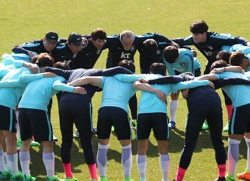 In this file photo taken on April 10, 2017, South Korea's men's under-20 football team renews its resolution for victory during a training session at the National Football Center in Paju, north of Seoul. (Yonhap)
