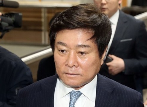 So Jin-sei, chief of Lotte Group's committee for social contribution, arrives at the Seoul Central District Court in the capital on March 27, 2017, to stand trial over a string of corporate crime allegations. Separately, he was questioned by prosecutors on April 14 over a corruption scandal involving former President Park Geun-hye. (Yonhap)