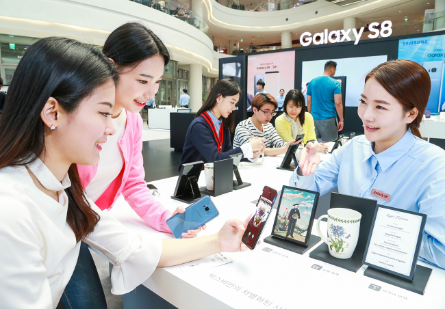 Consumers experience the Galaxy S8 models at an experiential zone in Seoul. (Samsung Electronics)