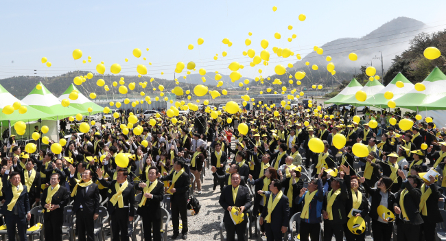 Yellow baloons fly away at the thrid annual memorial event held at Paengmok Port on Jindo, near the site of the Sewol ferry disaster, Sunday. (Yonhap)