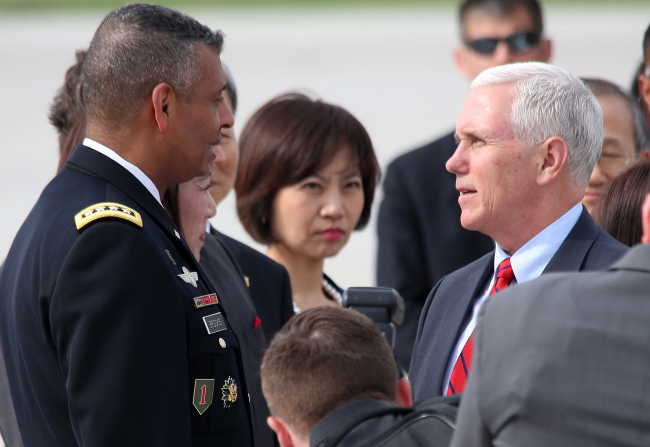 Pence meets Gen. Vincent K. Brooks, the commander of US Forces Korea (Yonhap)