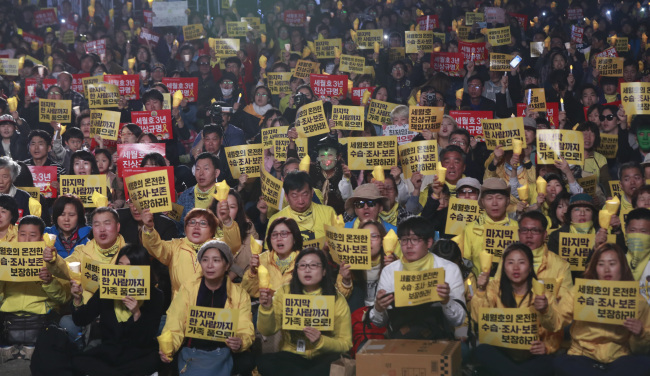 An estimated 100,000 people pack into Gwanghwamun Square in central Seoul to join the nation’s biggest memorial event, Sunday. (Yonhap)