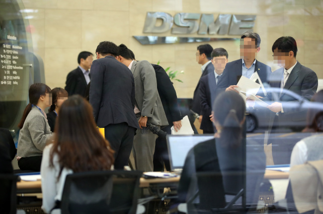 Bondholders get ready to participate in the first round of their meetings at the head office of Daewoo Shipbuilding and Marine Engineering in Seoul, Monday. (Yonhap)