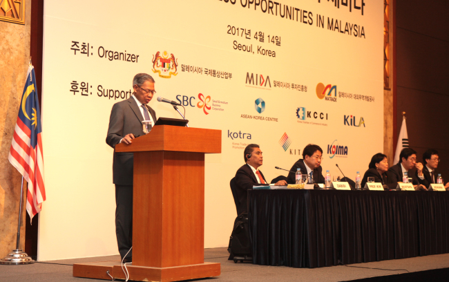 Dato Sri Mustapa bin Mohamed, Malaysian minister of international trade and industry, speaks at a seminar on business opportunities in Malaysia in Seoul on Apr. 14 (Malaysian Embassy)