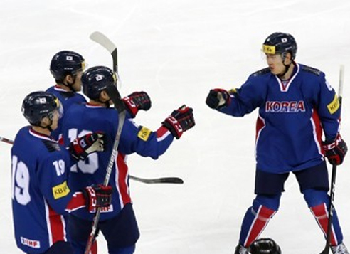 In this file photo taken on March 19, 2017, South Korean men's hockey players celebrate a goal against Russia in a friendly game at Gangneung Hockey Centre in Gangneung, Gangwon Province. (Yonhap)