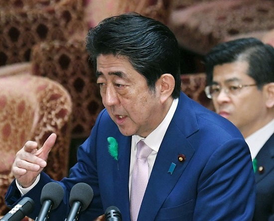 Japanese Prime Minister Shinzo Abe speaks during an Audit and Oversight of Administration Committee session at the lower house of Parliament in Tokyo Monday, April 17, 2017. (AP-Yonhap)