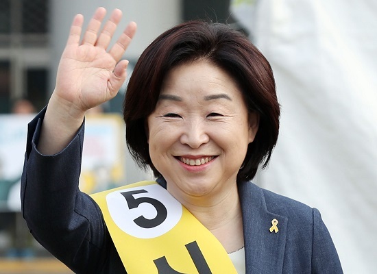Sim Sang-jeung, the presidential candidate of the far-left Justice Party, waves to citizens on her campaign trail in Incheon, west of Seoul, on April 18, 2017. (Yonhap)