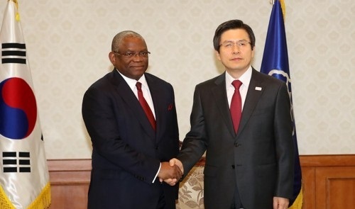 South Korea's Acting President and Prime Minister Hwang Kyo-ahn (R) shakes hands with Angola's Foreign Minister Georges Rebelo Chikoti at his office in Seoul on April 18, 2017. (Yonhap)