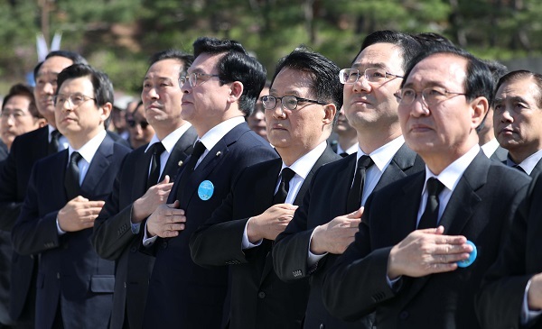 Acting President and Prime Minister Hwang Kyo-ahn (2nd from L) and other dignitaries attend a ceremony marking the April 19, 1960, pro-democracy movement at a cemetery of fallen activists in northern Seoul on April 19, 2017. (Yonhap)