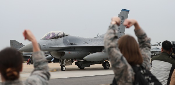 A F-16 fighter jet of the US Air Force takes off at Kunsan Air Base in South Korea during the Max Thunder joint training on April 20, 2017. (Yonhap)