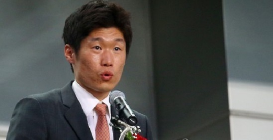 Park Ji-sung speaks before a match between South Korea and Brazil at the Suwon JS Cup international youth football championship in Suwon, south of Seoul. (Yonhap)