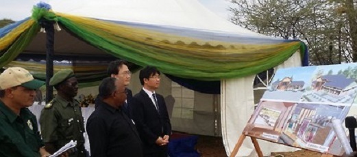Officials of a South Korean overseas aid agency attend a groundbreaking ceremony of a media center at a national park in Tanzania. (KOICA)