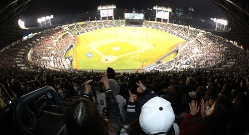 Fans attend the Korea Baseball Organization game between the host Doosan Bears and the Hanwha Eagles at Jamsil Stadium in Seoul. (Yonhap)