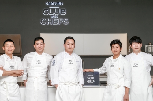 From left are chefs Kang Min-goo, Lim Ki-hak, Kwon Hyung-jun, Yim Jung-sik and Lee Chung-hoo. (Yonhap)
