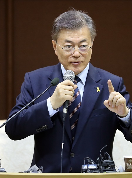 Leading presidential candidate Moon Jae-in speaks during a forum on gender equality in Yongsan, Seoul, on Friday. (Yonhap)