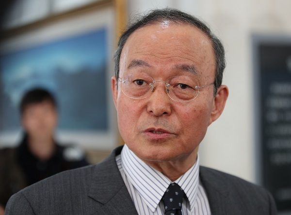 Former Foreign Minister Song Min-soon speaks to reporters on his way to his office at the University of North Korean Studies in Seoul on Friday. (Yonhap)