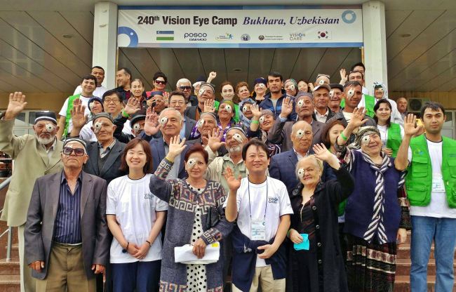 PAYING IT FORWARD -- Medical staff with Vision Care, a Seoul-based international blindness relief organization, pose with ophthalmology patients during a weeklong medical camp held at Bukhara General Hospital in Uzbekistan from April 16 to Sunday. The camp offered free surgical and ophthalmic care to roughly 1,000 Bukhara locals suffering from eye diseases such as cataracts, pterygium and blindness. It was sponsored by Posco Daewoo, the trading and construction arm of the South Korean steel giant Posco. (Posco Daewoo)