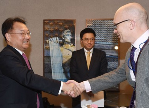South Korea's Finance Minister Yoo Il-ho (left)shakes hands with Alastair Wilson from Moody's in Washington on April 22, 2017. (Ministry of Strategy and Finance)