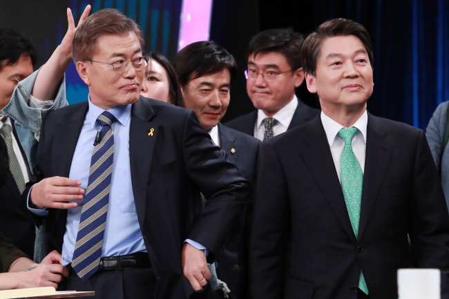 Moon Jae-in of the Democratic Party of Korea and Ahn Cheol-soo of the People’s Party (Yonhap)