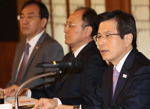 Acting President and Prime Minister Hwang Kyo-ahn (R) speaks during a meeting with business leaders at his official residence in Seoul on April 24, 2017. (Yonhap)