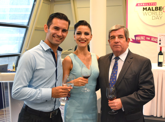 Argentine Ambassador to Korea Jorge Roballo (right) poses with Argentine tango dancers at a Malbec World Day tasting event in Seoul on April 18 (Argentine Embassy)