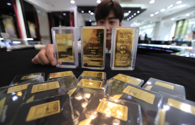 GOLD SENSITIVE -- An employee arranges gold bars on a table at Korea Gold Exchange in Jongno, Seoul, Monday. The gold price closed at 46,220 won ($40.80) per gram Monday, down 1.2 percent compared to Friday. The gold price had reached 47,239 won on Friday, the highest figure this year, amid geopolitical uncertainties. Yonhap