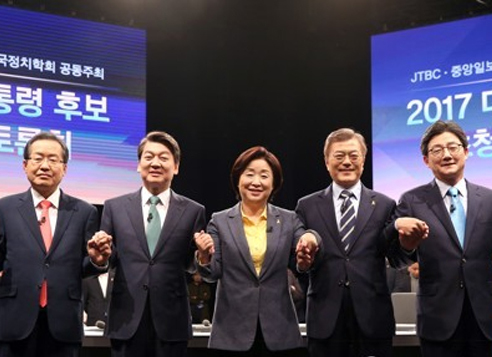 The top five presidential candidates (from left) -- Hong Joon-pyo of the conservative Liberty Korea Party, Ahn Cheol-soo of the center-left People's Party, Sim Sang-jeung of the progressive Justice Party, Moon Jae-in of the liberal Democratic Party and Yoo Seong-min of the conservative Bareun Party -- pose for a photo before their televised debate in Ilsan, west of Seoul, on April 25, 2017. (Pool photo) (Yonhap)