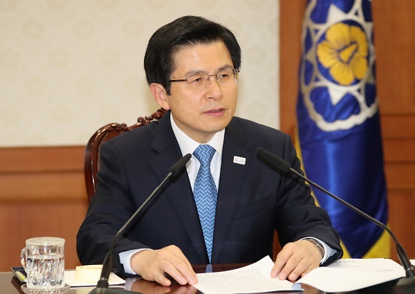 Acting President and Prime Minister Hwang Kyo-ahn speaks during a meeting of ministers on public safety at the central government complex in Seoul on April 26, 2017. (Yonhap)