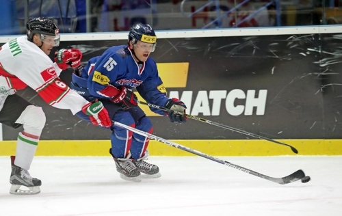 South Korean forward Sin Sang-woo (R) battles Bence Sziranyi of Hungary during their round-robin game at the International Ice Hockey Federation World Championship Division I Group A at the Palace of Sports in Kiev, Ukraine, on April 25, 2017. (Hockey Photo)