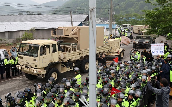 A trailer carrying some THAAD equipment enters a site in Seongju, North Gyeongsang Province, on April 26, 2017. (Yonhap)