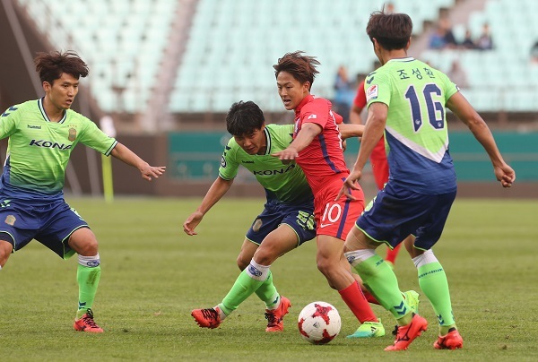 South Korean under-20 national team forward Lee Seung-woo (2nd from right) dribbles against Jeonbuk Hyundai Motors players during a friendly match at Jeonju World Cup Stadium in Jeonju, North Jeolla Province, on April 26, 2017. (Yonhap)
