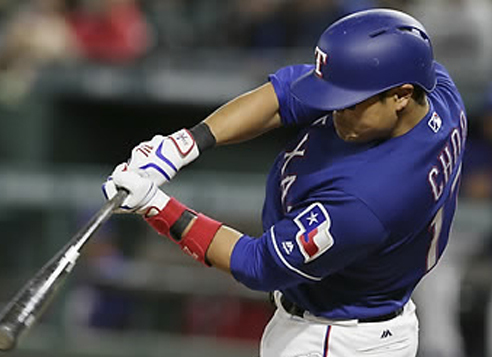 In this Associated Press photo, Choo Shin-soo of the Texas Rangers hits a triple against the Minnesota Twins in Arlington, Texas, on April 26, 2017. (Yonhap)