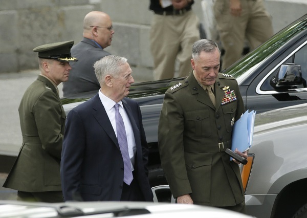 US Defense Secretary James Mattis (center) and Joint Chiefs Chairman Gen. Joseph Dunford (right) depart after briefing members of the US Senate on North Korea at the White House in Washington on Wednesday. (Reuters-Yonhap)