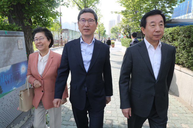 Bareun Party’s Reps. Kim Sung-tae (right), Kim Hack-yong (center) and Lee Eun-jae head to the National Assembly after an early morning meeting calling for the party’s presidential candidate Yoo Seung-min to merge his campaign with centrist and conservative candidates Friday. Later in the day, Lee left the party to join the Liberty Korea Party. (Yonhap)