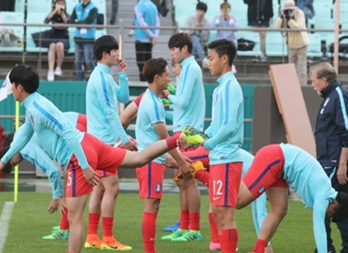 South Korean national under-20 football team players conduct warm up exercise ahead of their friendly match against Jeonbuk Hyundai Motors at Jeonju World Cup Stadium in Jeonju, North Jeolla Province, on April 26, 2017. (Yonhap)