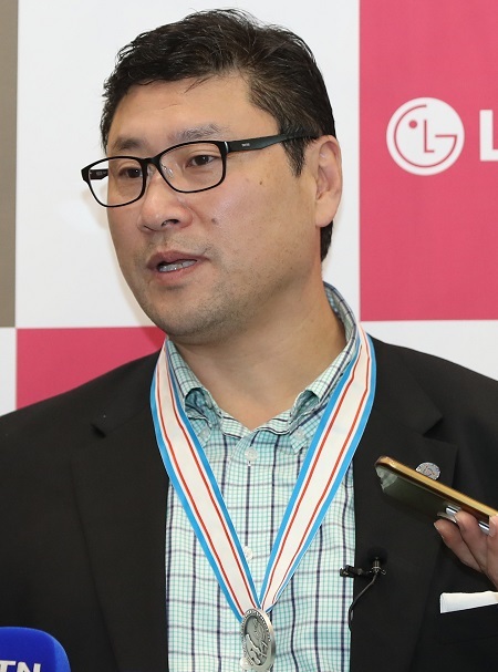 Jim Paek, head coach of the South Korean men's hockey team, speaks to reporters at Incheon International Airport on April 30, 2017. (Yonhap)