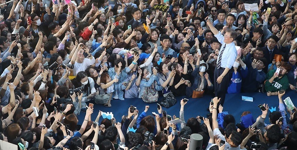 Presidential front-runner Moon Jae-in (on stage) waves to his supporters while staging an election campaign in Seoul's college district of Shinchon on April 30, 2017 as part of his nationwide stumping tour. (Yonhap)