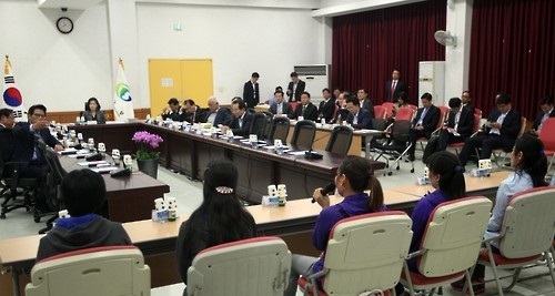 A group of North Korean defectors hold talks with South Korean lawmakers at the National Assembly in Seoul. (Yonhap)