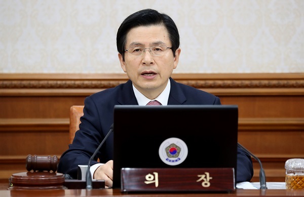 Acting President and Prime Minister Hwang Kyo-ahn speaks during a Cabinet meeting at the central government complex in Seoul on May 2, 2017. (Yonhap)